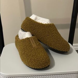 BOMBAS Sunday Cozy Brown Sherpa Slippers - NEW